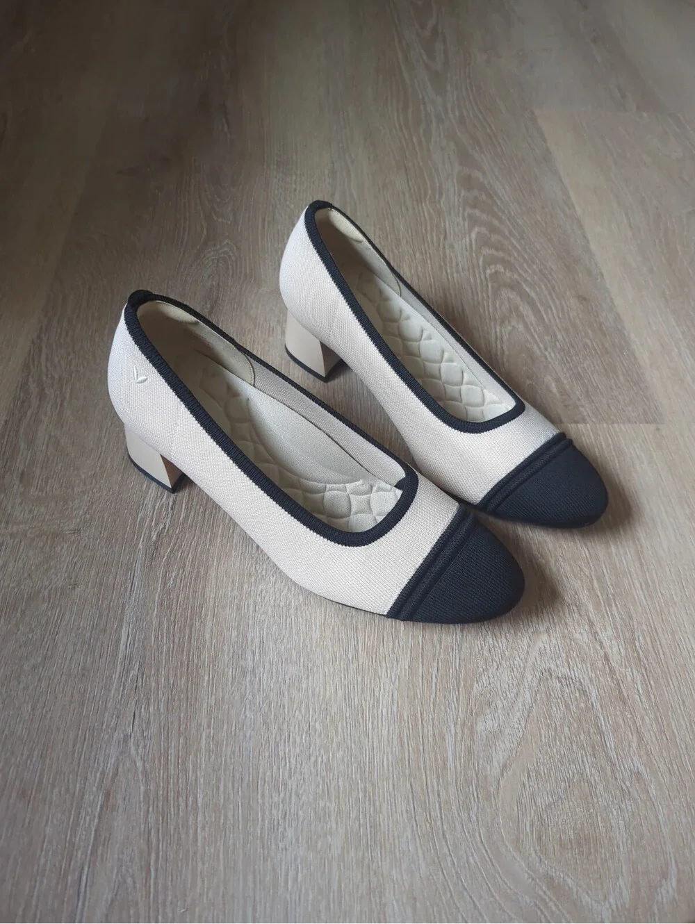 Vivaia Julie Pro Black Almond Cap Toe Daily Casual Chunky Pump Heels Womens 39.5